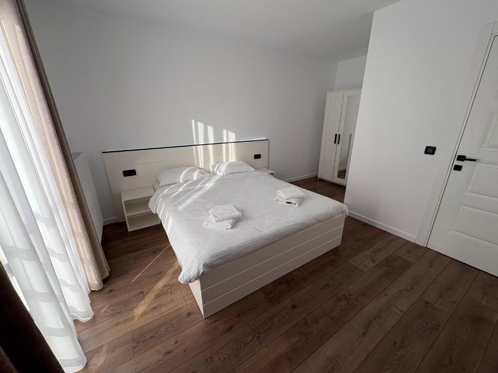 Baie modernă cu cabină de duș și gresie tip marmură